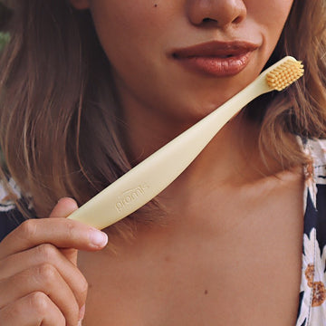ragazza con lo spazzolino da denti promis