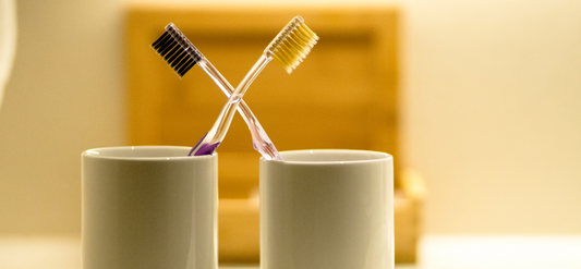 Perché il bicchiere dello spazzolino è una trappola per batteri